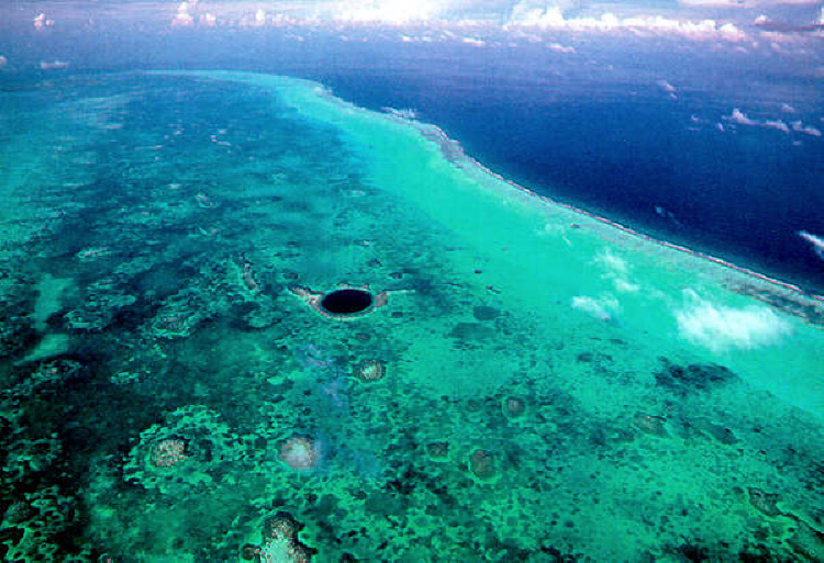 블루홀(BLUE HOLE) 이미지